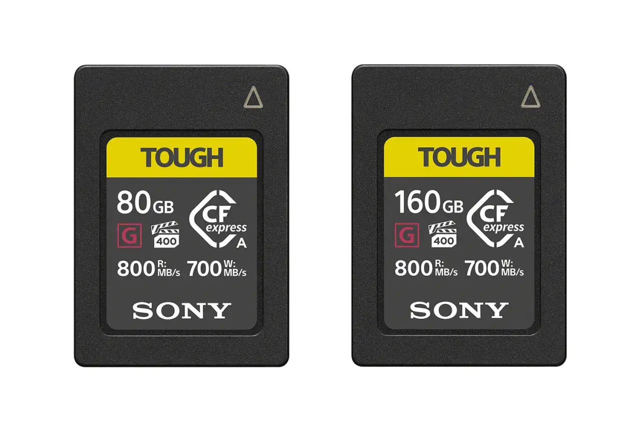 Dwie karty pamięci Sony CFexpress Type A TOUGH: 80 GB i 160 GB, obie z prędkością zapisu 700 MB/s.