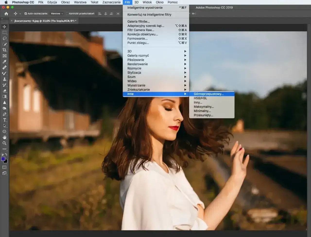 Jak wyostrzyć zdjęcie w Photoshopie? Menu Filtr > Wyostrzanie > Inne.