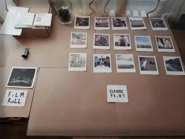 Zdjęcia z kliszy Rossmann ułożone na kartonie. Widać różne fotografie, od krajobrazów po portrety, a także napis "FILM ROLL".