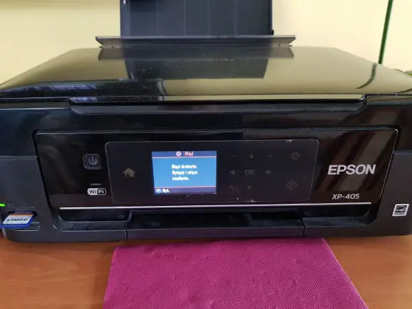 Drukarka Epson XP-405 wyświetla błąd. Aby go naprawić, spróbuj zresetować drukarkę, wyłączając i włączając ją.