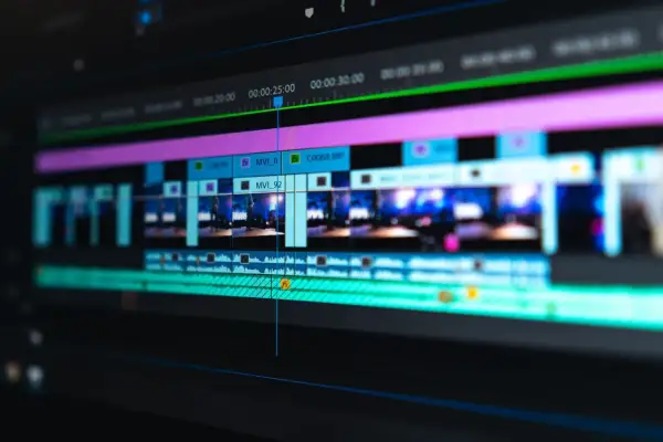Linia czasu w programie do edycji wideo, pokazująca klipy i ścieżki audio. Idealne ujęcie, by pokazać, jak montować filmy.