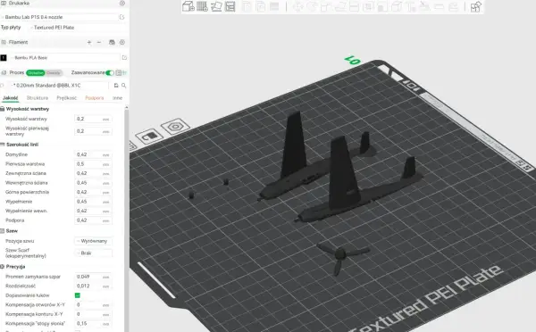 Dwa modele samolotów na drukarce 3D, gotowe do druku. Ustawienia precyzji i szerokości linii są widoczne po lewej stronie.