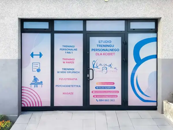 Witryna studia treningu personalnego dla kobiet, z ofertą: treningi 1 na 1, w parach, grupach, fizjoterapia, psychodietetyka, masaże. Wykonana techniką druku solwentowego.
