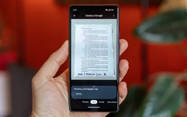 Skaner online Android bez instalacji. Obiektyw Google skanuje dokument, pozwalając na szybkie przetwarzanie tekstu.