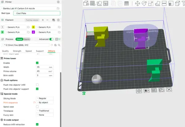 Trzy kolorowe obiekty 3D, przypominające postacie z gry, umieszczone na platformie drukarki 3D. Po lewej żółty, w środku fioletowy, po prawej zielony. Ustawienia druku po lewej stronie.