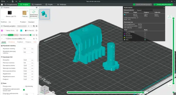 Projektant 3D przygotowuje model silnika do druku 3D, dostosowując parametry warstw i linii.