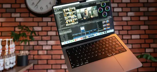 Laptop z Final Cut Pro, gdzie trwa montaż wideo. Widać podgląd, oś czasu i narzędzia do edycji, w tym korekcję kolorów. To idealne miejsce do pracy nad każdym **kodek**iem.