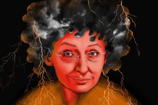 Portret kobiety z burzą w głowie i piorunami wokół. Jej twarz, oświetlona na czerwono, ma wyraz grozy i determinacji.
